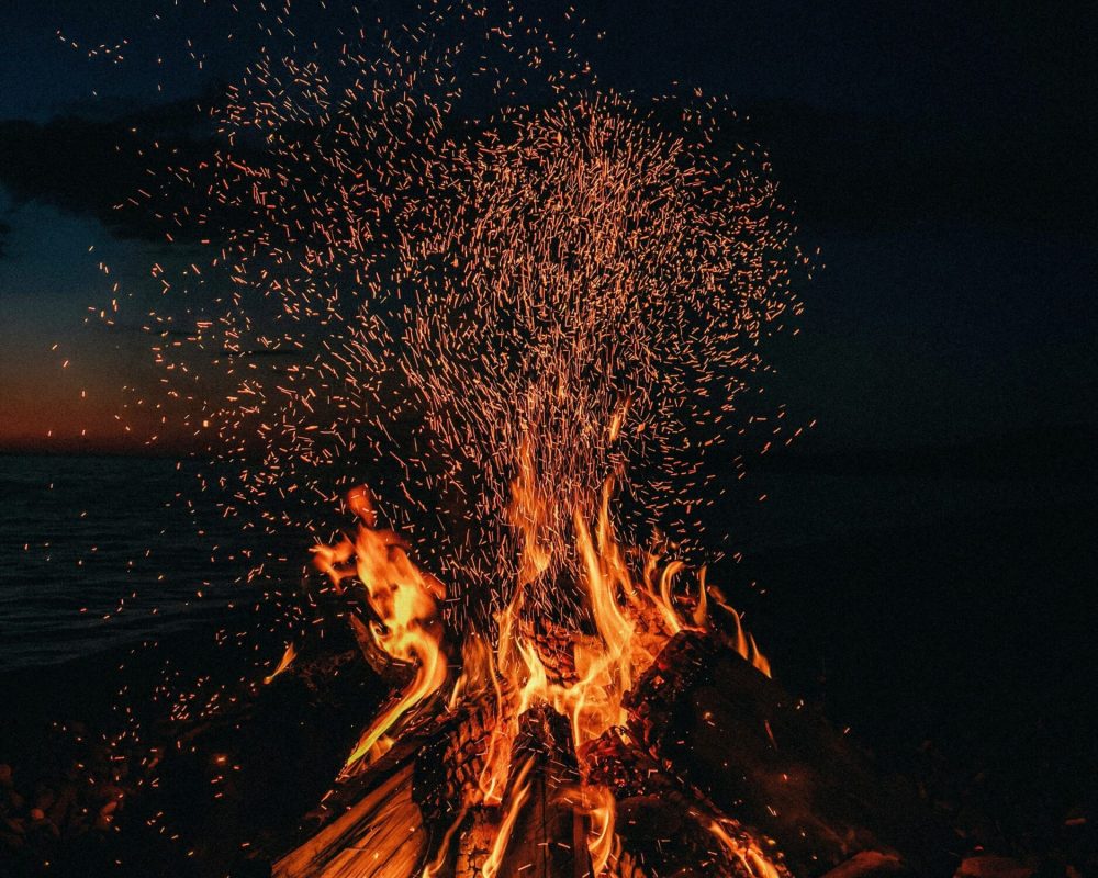 Corri a prendere legna secca, carta e fiammiferi…dovrai accendere un falò